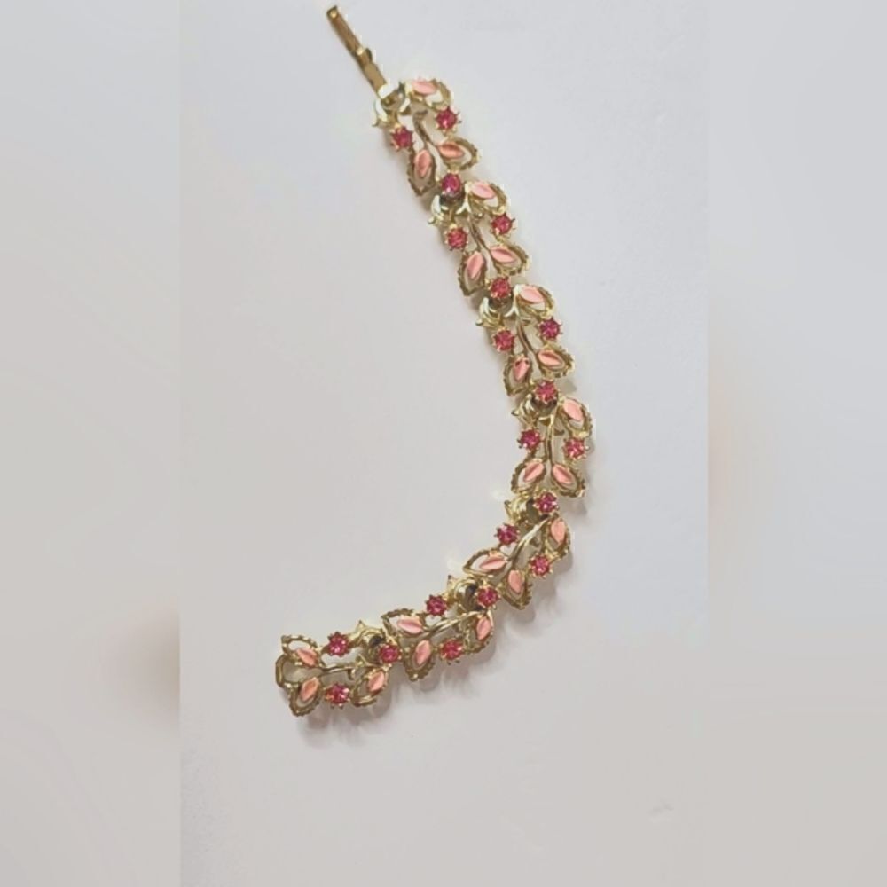 Vintage gold painted flora rhinestone pastel pink bracelet - Picture 5 of 10